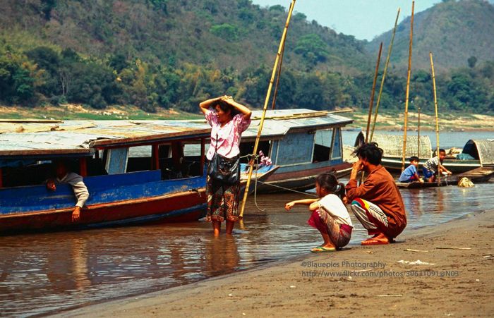 Khung cảnh đời thường bên bờ sông Mekong.