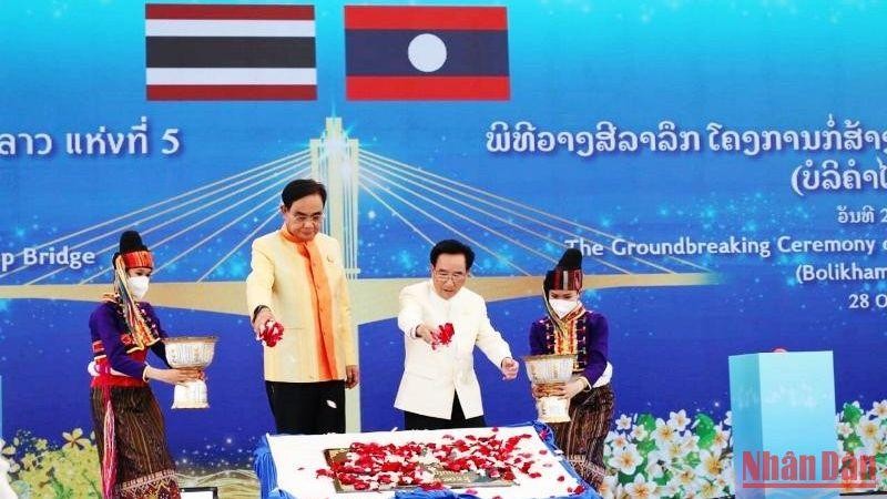 Thủ tướng Chính phủ Lào Phankham Viphavanh và Thủ tướng Thái Lan Prayut Chan-o-cha đồng chủ trì Lễ động thổ.