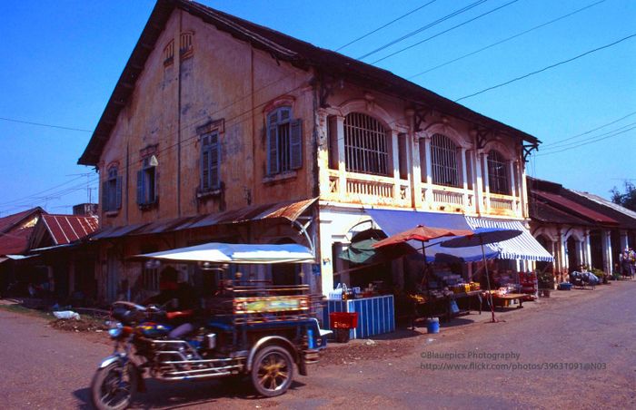 Công trình kiến trúc từ thời thuộc địa ở thành phố Savannakhet (nay là thành phố Kaysone Phomvihane), Lào năm 1998. Ảnh: Gunter Hartnagel/Flickr.