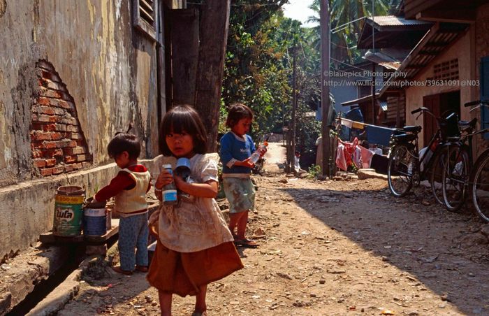 Những đứa trẻ trong sân một ngôi nhà ở Luang Prabang.