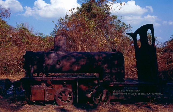 Đầu tàu hỏa từ thời Pháp trên đảo Don Khong, Si Phan Don. Đây là tàn tích của tuyến đường sắt dài 7 km nối liền hai đảo Don Det và Don Khon, dừng hoạt động vào thập niên 1940.