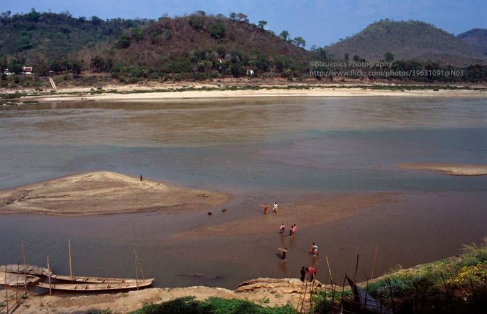 Sông Mekong ở Luang Prabang năm 1996. Cố đô Luang Prabang của Lào đã được công nhận là Di sản thế giới vào năm 1995. Ảnh: Gunter Hartnagel/Flickr.