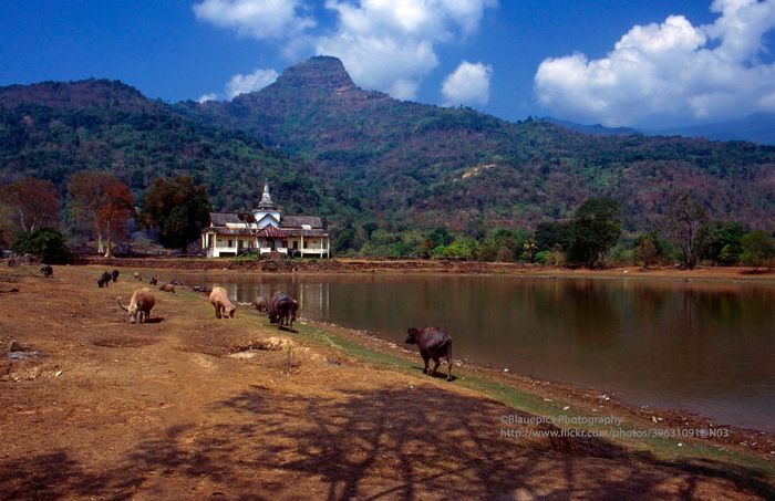 Bên hồ nước của đền Wat Phou, tỉnh Champasak. Di tích này được UNESCO công nhận là Di sản văn hóa thế giới từ năm 2001.