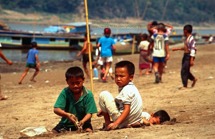 Trẻ em vui chơi trên bờ sông.