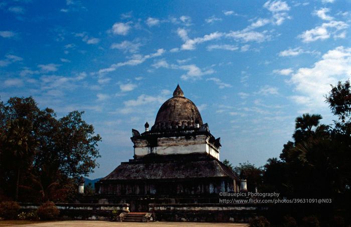 Chùa Wat Wisunarat, được xây từ năm 1512-1513, là ngôi chùa cổ nhất cố đô Luang Prabang.