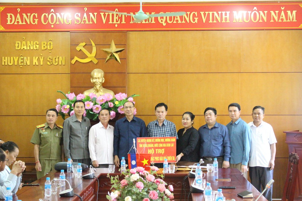 Các huyện nước bạn Lào trao quà hỗ trợ nhân dân huyện Kỳ Sơn khắc phục hậu quả lũ quét ảnh 1