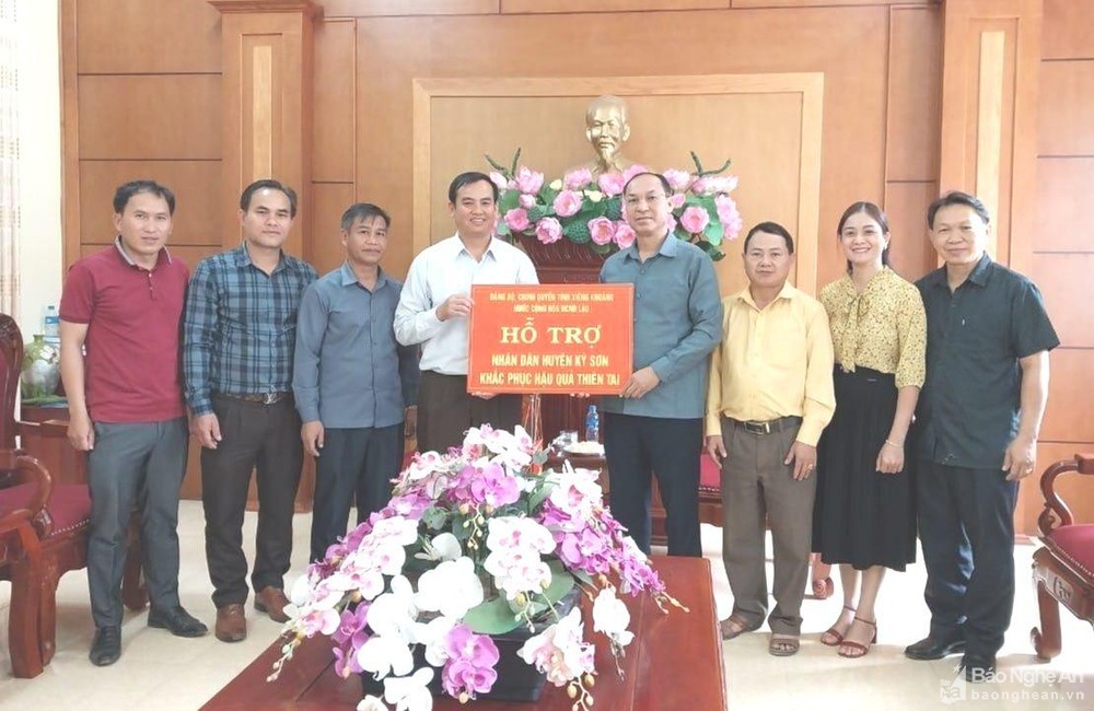 Các huyện nước bạn Lào trao quà hỗ trợ nhân dân huyện Kỳ Sơn khắc phục hậu quả lũ quét ảnh 2
