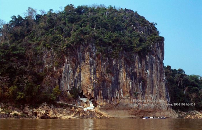 Bên ngoài động Pak Ou, hang động nổi tiếng nằm ở vùng ngoại vi phía Bắc Luang Prabang.