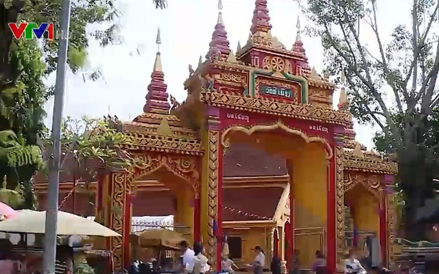 Lễ hội mãn chay tại Lào sau hơn hai năm dịch bệnh - Ảnh 1.
