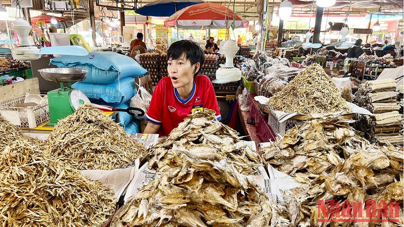 Quầy bán thực phẩm trong một chợ đầu mối tại thủ đô Vientiane, Lào. 