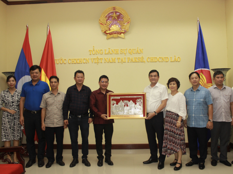 Công an TP Hồ Chí Minh thăm và trao tặng trang thiết bị cho Công an tỉnh Champasak - Lào -0