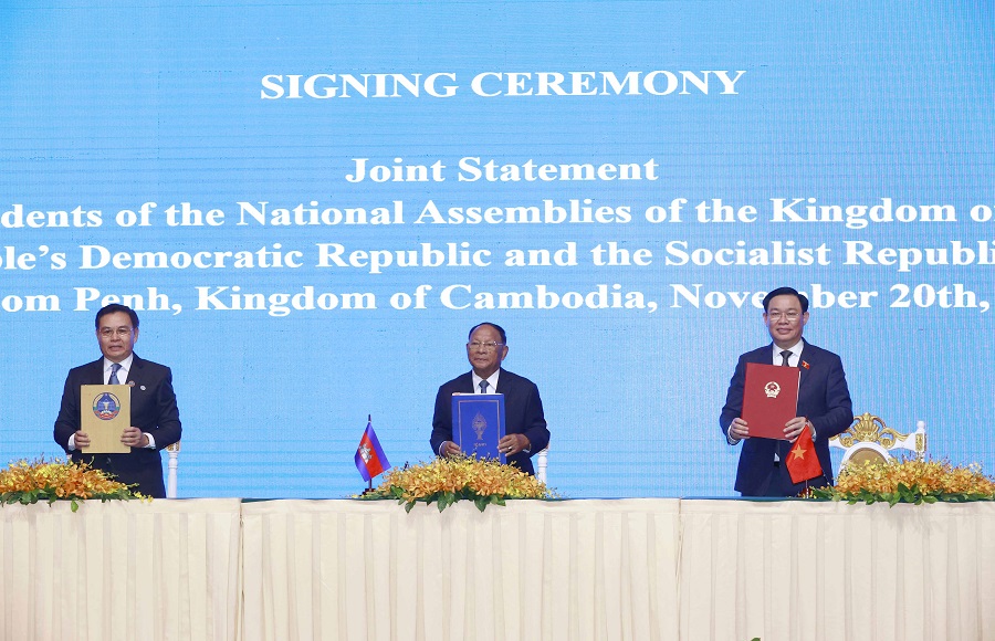 Chủ tịch Quốc hội  Vương Đình Huệ, Chủ tịch Quốc hội Campuchia Samdech Heng Samrin và Chủ tịch Quốc hội Lào Saysomphone Phomvihane ký Tuyên bố chung.