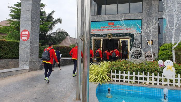 Sau khi về khách sạn, các cầu thủ ăn cơm trưa và nghỉ ngơi. Chiều cùng ngày, tuyển Việt Nam có buổi tập đầu tiên tại Vientiane, vào lúc 16h trên sân tập phụ SVĐ quốc gia Lào.