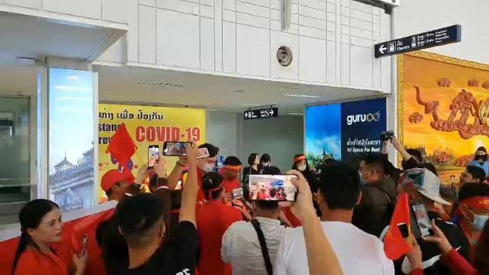 Ngay khi ra ngoài sảnh sân bay, tuyển Việt Nam được đông đảo người hâm mộ chào đón