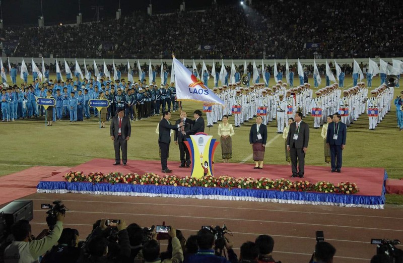 Lá cờ thể thao quốc gia được trao cho thủ đô Vientiane, đơn vị chủ nhà của Đại hội lần thứ 12 năm 2025. (Ảnh: Báo Pasaxon)