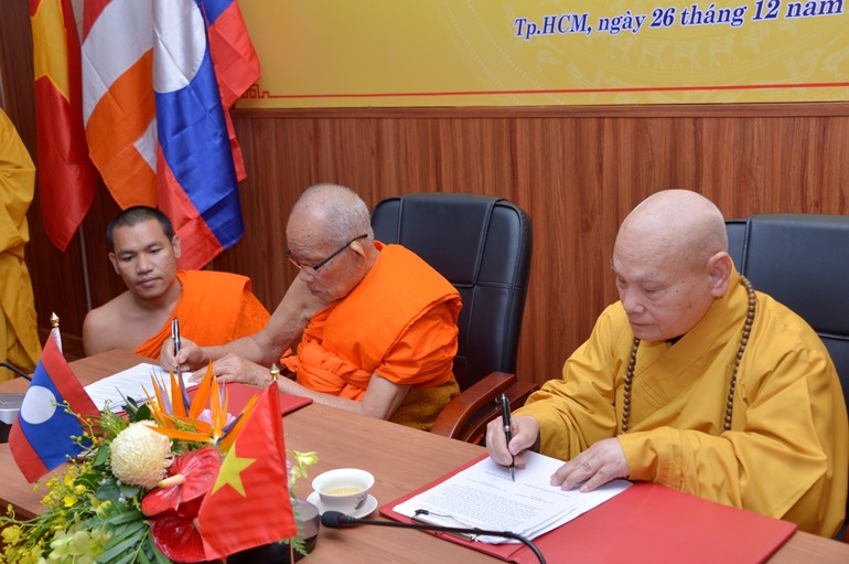Hòa thượng Thích Thiện Nhơn và Hòa thượng Maha Bounma Sommaphom ký kết bản hợp tác giai đoạn 2022-2025 giữa GHPGVN và Liên minh Phật giáo Lào - Ảnh: Bảo Toàn/BGN