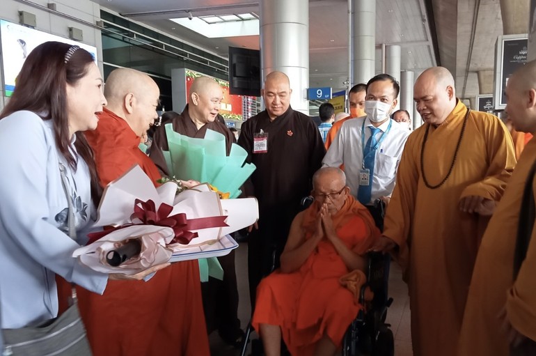 Chư vị lãnh đạo GHPGVN đón đoàn lãnh đạo cao cấp Liên minh Phật giáo Lào thăm chính thức Việt Nam - Ảnh: Bảo Toàn/BGN