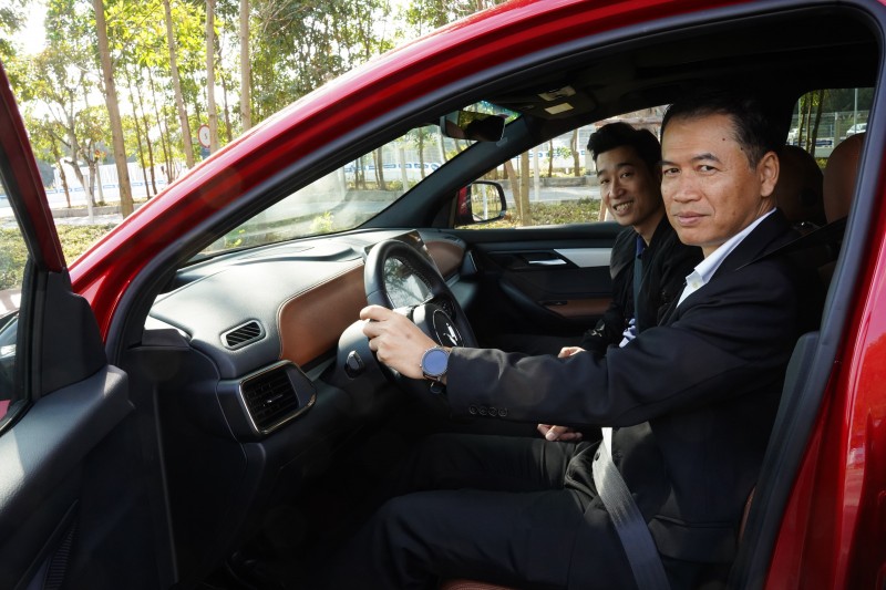 Thứ trưởng Đỗ Thắng Hải và Bộ trưởng Bộ Công Thương Lào tham quan Tổ hợp ô tô VinFast