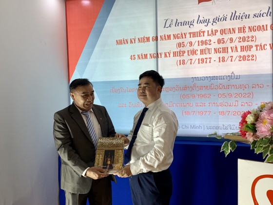 Trưng bày nhiều ấn phẩm nhân kỷ niệm 60 năm Ngày thiết lập quan hệ ngoại giao Việt Nam - Lào ảnh 1