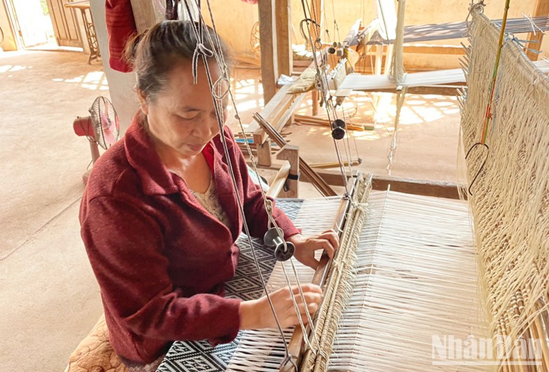 Độc đáo làng nghề dệt vải truyền thống tại Luang Prabang ảnh 1