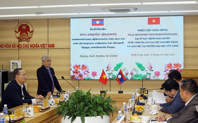 Đại sứ của Lào tại Việt Nam thăm và làm việc tại Trường ĐH Cửu Long - Ảnh 1.