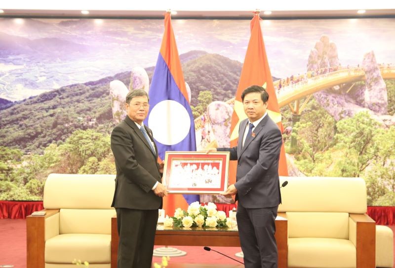 Đồng chí Khăm-bay Đăm-lắt, Ủy viên Trung ương Đảng, Phó Chủ tịch Quốc hội Lào tặng bức tranh kỷ niệm cho Đà Nẵng.