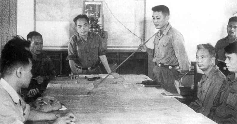 Tư lệnh Đồng Sỹ Nguyên báo cáo Đại tướng Võ Nguyên Giáp về chuẩn bị vận chuyển chiến lược cho Chiến dịch phản công Đường 9-Nam Lào, năm 1970. Ảnh: Tư liệu 