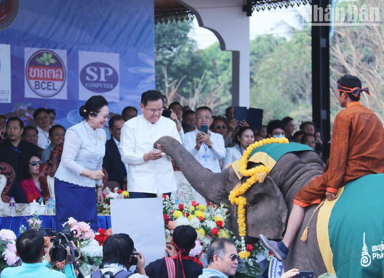 Lễ hội voi Lào năm 2023 thu hút hàng chục nghìn du khách ảnh 1