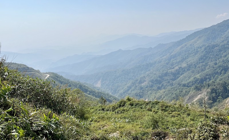 Một khu vực rừng nhìn từ Đèo 9 km, Bắc Lào. Ảnh: Trịnh Dũng