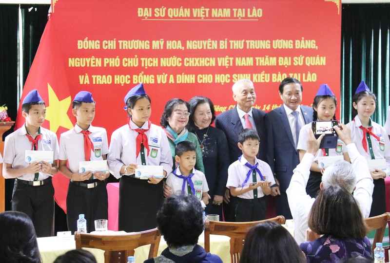 Bà Trương Mỹ Hoa cùng đoàn đại biểu trao 100 suất học bổng tặng học sinh con em kiều bào tại Lào. (Ảnh: Trịnh Dũng)