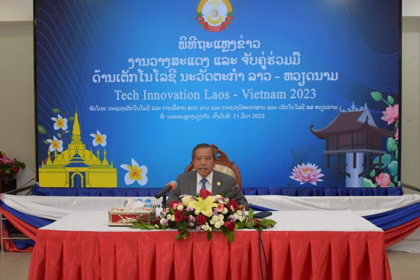 Bộ trưởng Bộ Khoa học và Truyền thông Lào Boviengkham Vongdala chủ trì họp báo. Ảnh: Hội doanh nghiệp Việt Nam tại Lào.