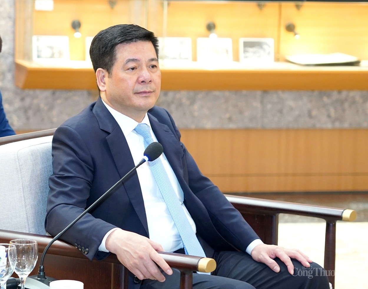 Bộ trưởng Nguyễn Hồng Diên tiếp, làm việc với Thống đốc Ngân hàng Lào