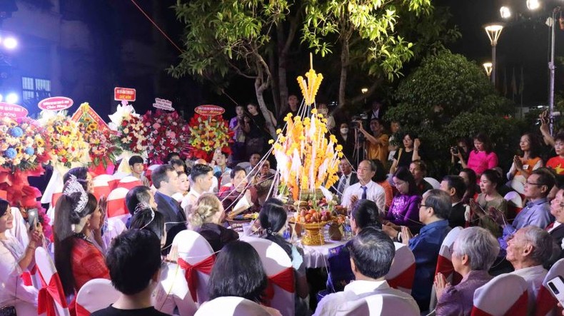 Thắm tình hữu nghị tại Lễ hội Tết cổ truyền Bunpimay Lào ảnh 1