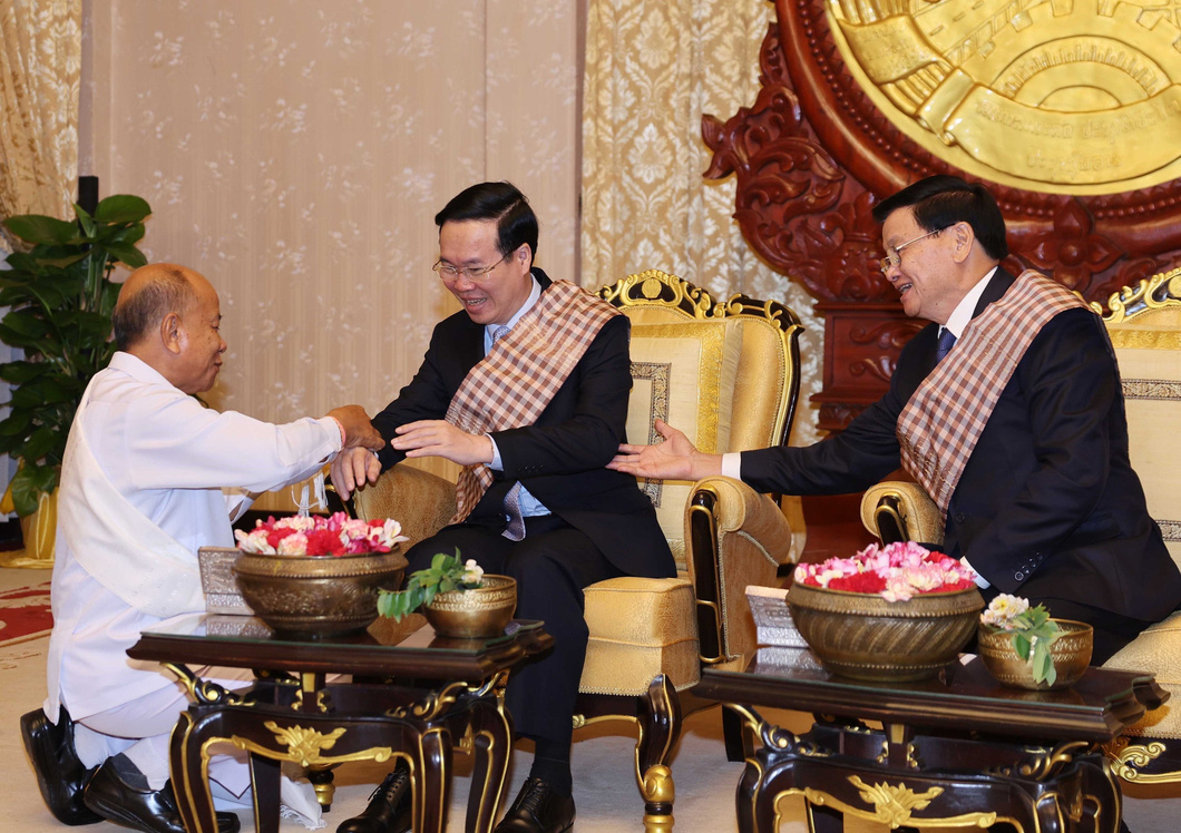Lào làm nghi lễ buộc chỉ cổ tay cho Chủ tịch nước Võ Văn Thưởng - Ảnh 1.