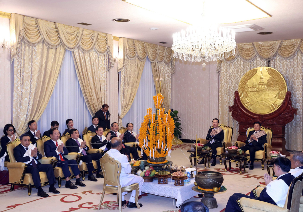 Lào làm nghi lễ buộc chỉ cổ tay cho Chủ tịch nước Võ Văn Thưởng - Ảnh 3.