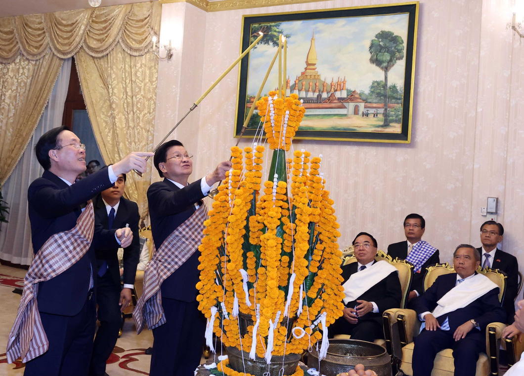 Lào làm nghi lễ buộc chỉ cổ tay cho Chủ tịch nước Võ Văn Thưởng - Ảnh 2.