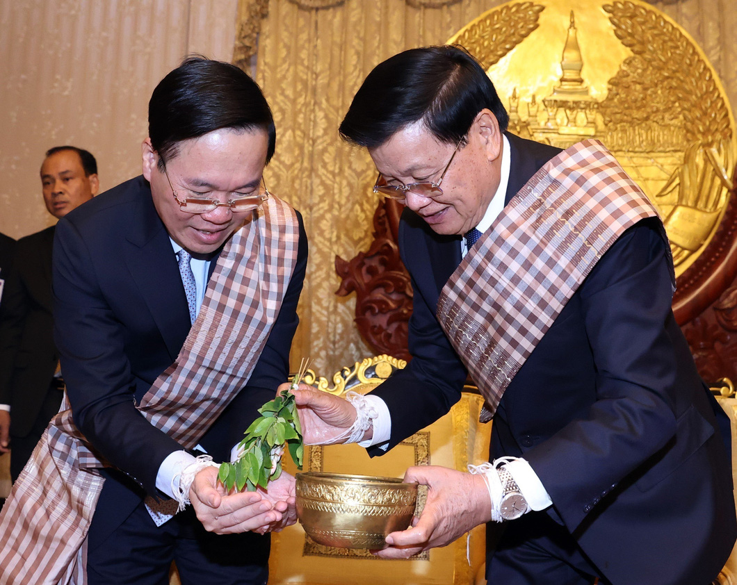 Lào làm nghi lễ buộc chỉ cổ tay cho Chủ tịch nước Võ Văn Thưởng - Ảnh 4.