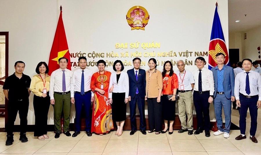 Đoàn đại biểu thành phố Hà Nội do Phó Chủ tịch Thường trực HĐND Thành phố Phùng Thị Hồng Hà dẫn đầu thăm Đại sứ quán Việt Nam tại Cộng hoà DCND Lào.