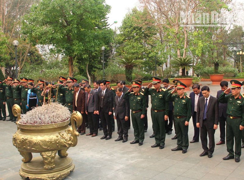 Đoàn đại biểu dâng hương tại Nhà tưởng niệm các Anh hùng, liệt sĩ Nhà tù Sơn La.