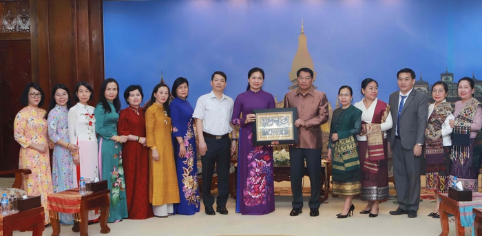 Đô trưởng Thủ đô Viêng Chăn (Lào) đề xuất tổ chức Hội 2 nước làm cầu nối để nữ doanh nhân hợp tác, đầu tư - Ảnh 2.