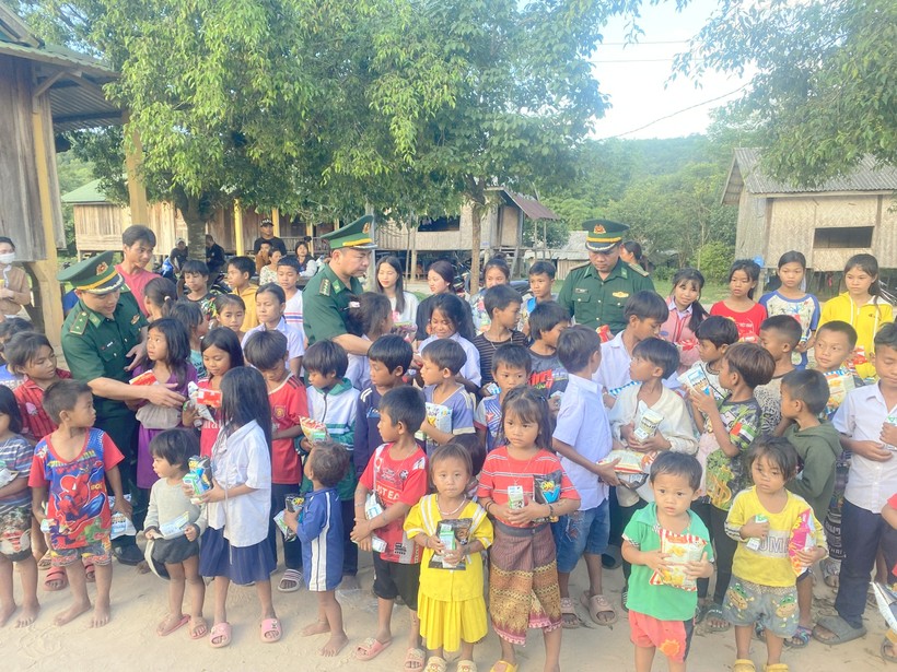 Tổ chức tết thiếu nhi cho trẻ em vùng biên giới Việt – Lào ảnh 3