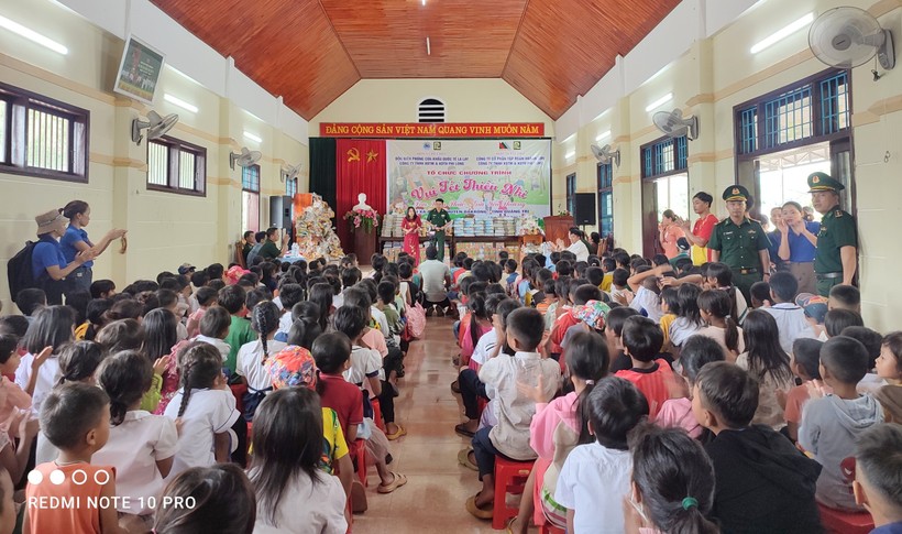 Tổ chức tết thiếu nhi cho trẻ em vùng biên giới Việt – Lào ảnh 1