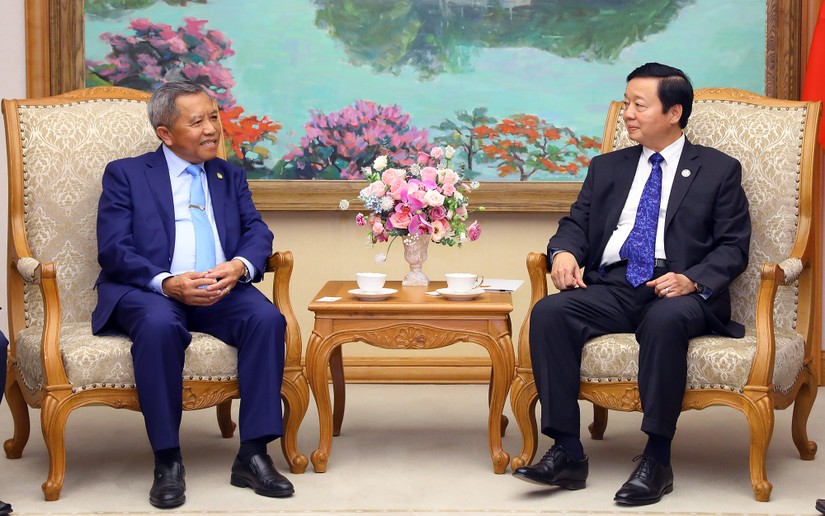 Phó Thủ tướng Trần Hồng Hà tiếp Bộ trưởng Bộ Công nghệ và Truyền thông Lào Boviengkham Vongdara. Ảnh: VGP