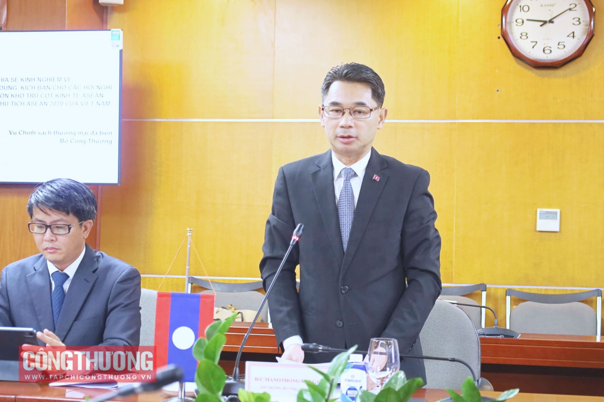 Thứ trưởng Nguyễn Sinh Nhật Tân tiếp đoàn Bộ Công Thương Lào