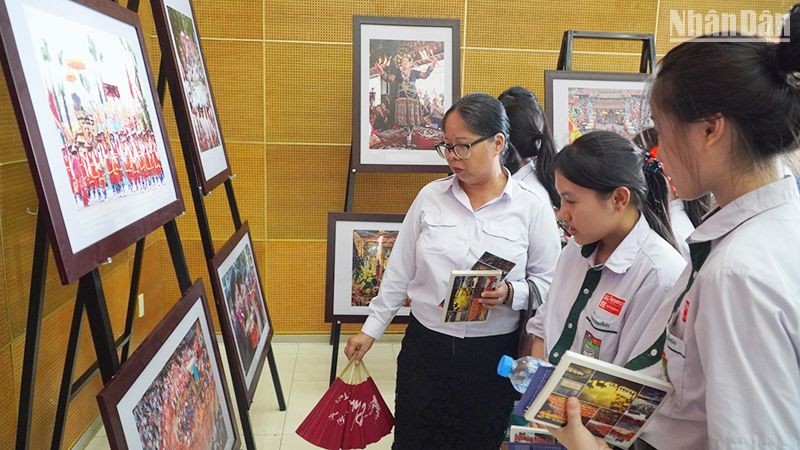 Các em học sinh Lào tham quan triển lãm. (Ảnh: HẢI TIẾN)
