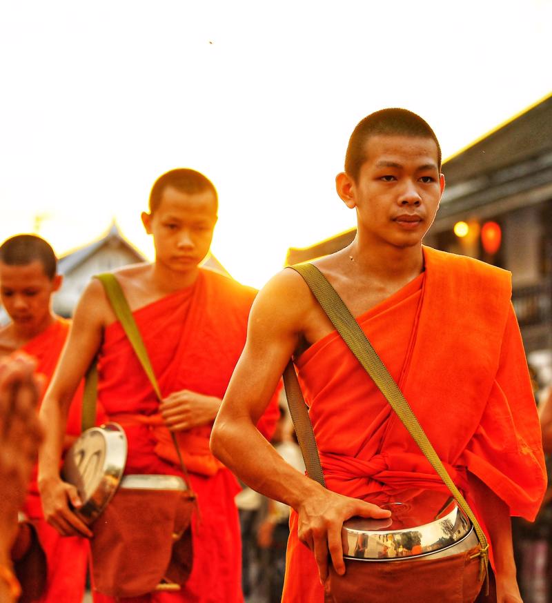 Những nhà sư khoác trên mình chiếc áo cà sa màu vàng nghệ tham gia lễ khất thực từ sớm tinh mơ gần chùa Wat Sensoukharam, một ngôi chùa Phật giáo nằm ngay trung tâm phố cổ Luang Prabang. Ảnh: Hoàng Hà.