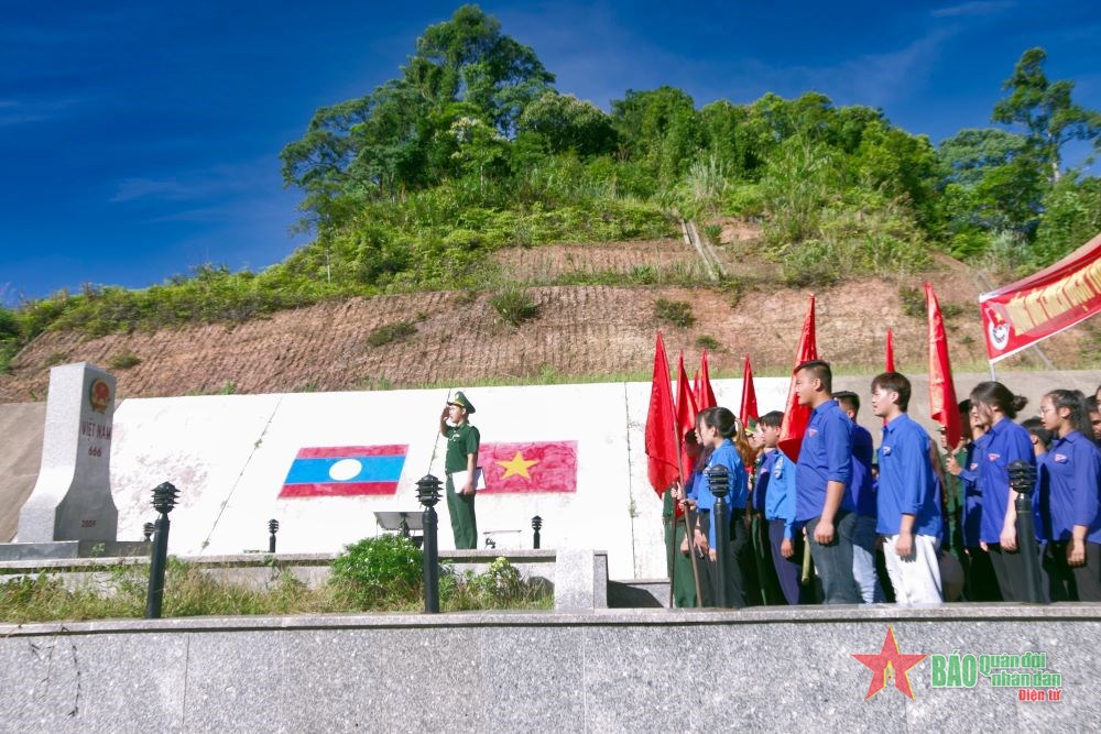 Đoàn viên thanh niên các đơn vị hai nước Việt Nam- Lào chào cờ tại Cột mốc 666.  
