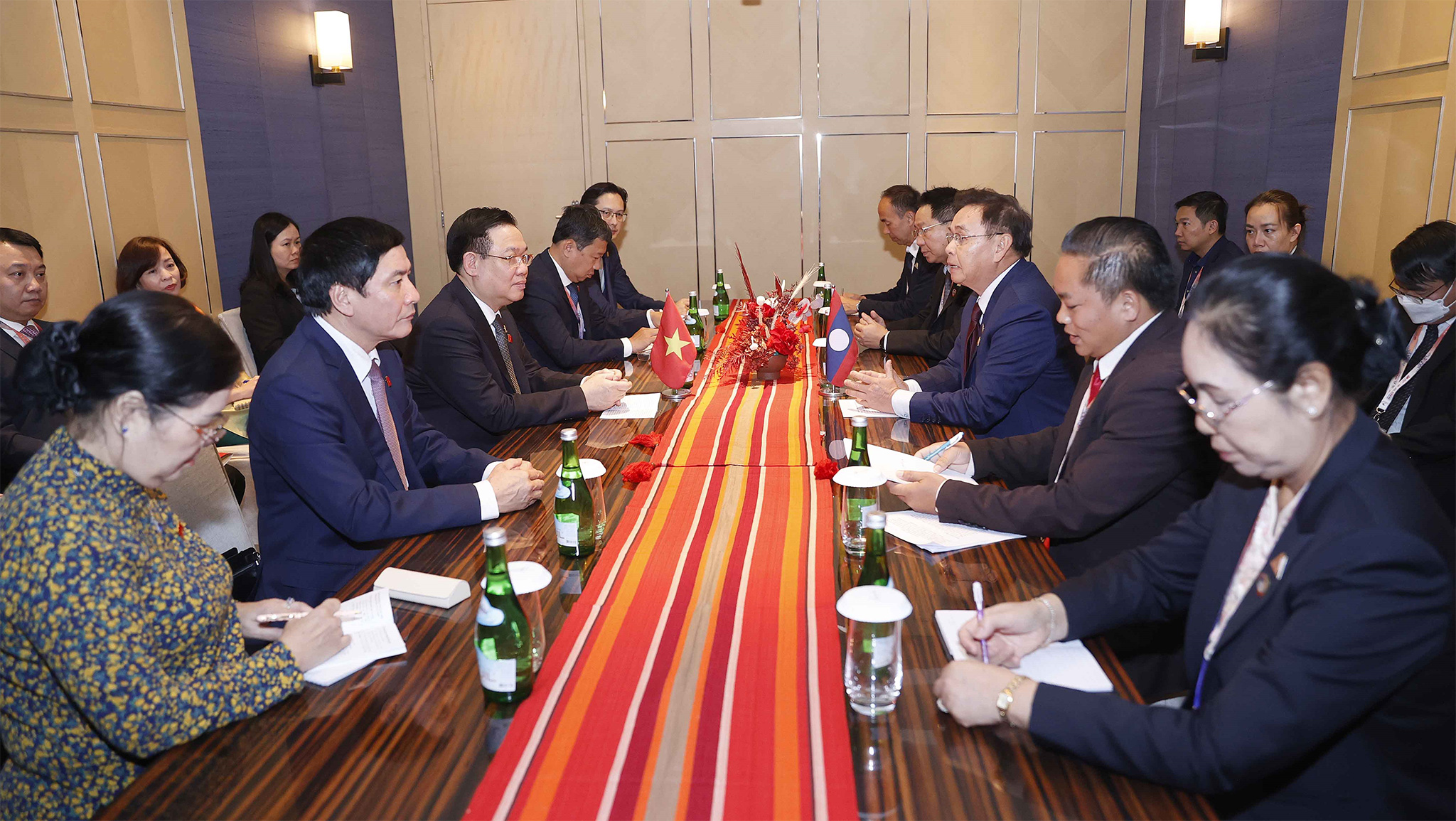 Chủ tịch Quốc hội Vương Đình Huệ gặp Chủ tịch Quốc hội Cộng hoà Dân chủ Nhân dân Lào -0