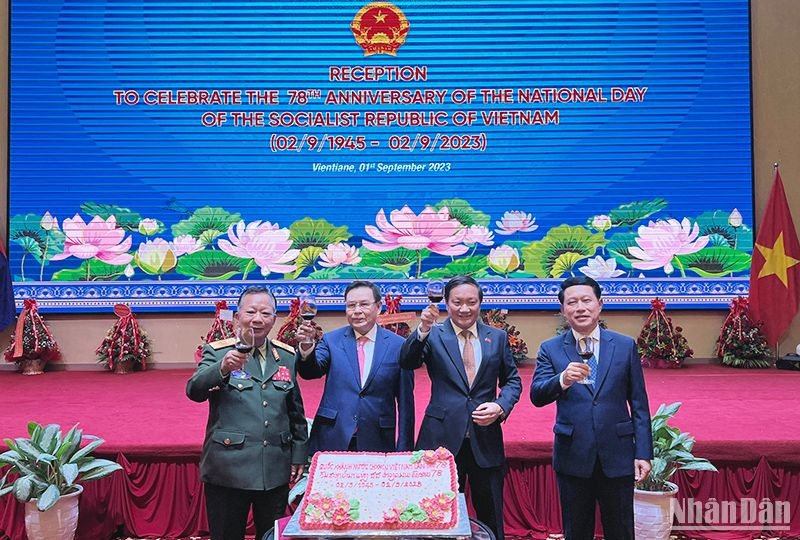 Chủ tịch Quốc hội Lào, các Phó Thủ tướng Chính phủ Lào cùng Đại sứ Nguyễn Bá Hùng nâng ly chúc mừng 78 năm Quốc khánh Việt Nam. (Ảnh: Trịnh Dũng)