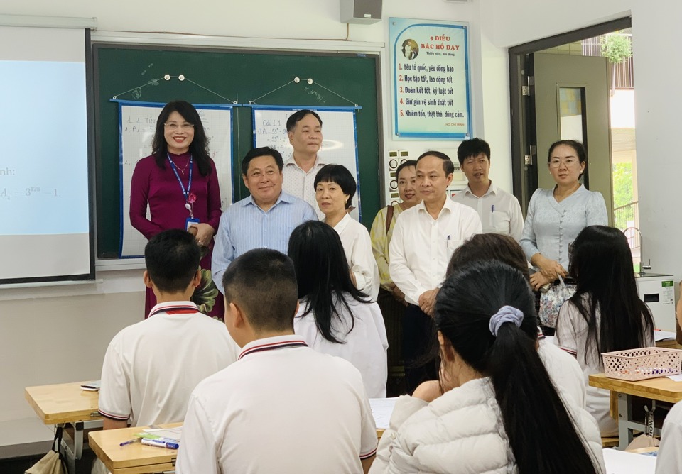 Đoàn đại biểu ngành Giáo dục và Thể thao Viêng Chăn thăm lớp học Trường THCS Cầu Giấy